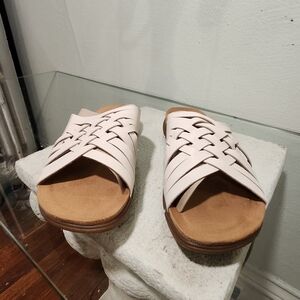 Easy Spirit Cream Sandals Comfortable Design
